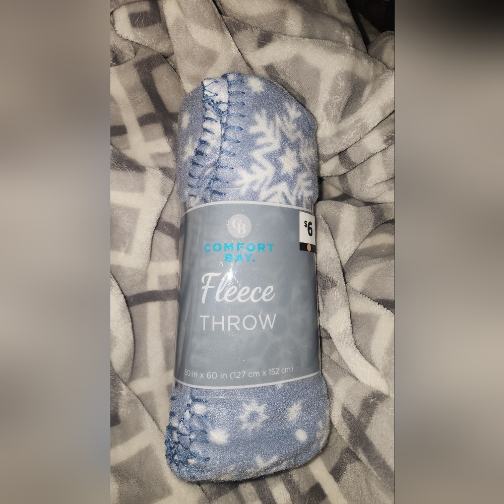 Comfort Bay Light Blue and White Snowflake Fleece Throw